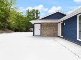 Our Cove Retreat - Perfect for Wave-Free Swimming, Tanning & Prime Location Fun!