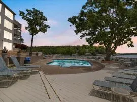 Lake Views, Lakefront Pool, Great Location!