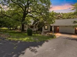 Six Suites with Hot Tubs, Private Jacuzzi Baths, Wooded Garden and Lake Access with Boat Slip