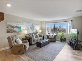 Lakefront Osage Beach Condo + Workspace w/ Pool Views