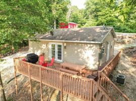 Lake Cabin & Dock - A True Ozarks Experience!, hotel a Barnett