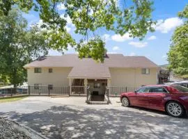 Lakefront Couple Retreat near Hot Spots and Dining