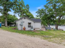 Lakefront Fishing Retreat w/ Dock, Hot Tub & Deck Views, hotel v destinaci Sunrise Beach