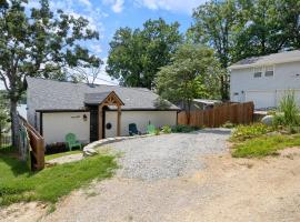 Pet-Friendly Lakefront Home in a Quiet Cove w/ Netflix, Outdoor Seating, Boat Slip, Hotel in Climax Springs