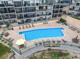 Steps to Water, Serene View, Updated Condo Family Fun w/ 3 Pools in Camdenton、キャンデントンのホテル