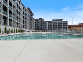 Upscale Lakeside Condo with Extraordinary Amenities at Topsider in Osage Beach 19mm, hotel in Laguna Beach