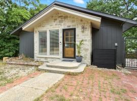 Hot Tub, Main Channel Views, Great Outdoor Spaces, Blackstone，位于Sunrise Beach的酒店