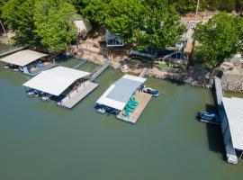 Private Dock, Bunkhouse, Firepit & Kayaks at MM45, ξενοδοχείο σε Laurie