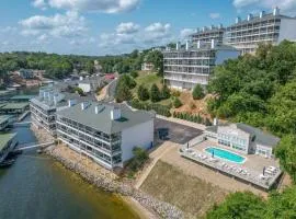 Upscale Condo, Amazing Views, Pools and Pickleball