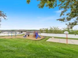 Nautical-Inspired Lakefront Unit w/ Awesome Views