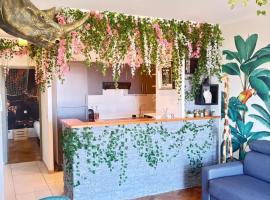 Le Refuge des Aventuriers - Parking Gratuit - Clim, hotel v destinaci Cros-de-Cagnes