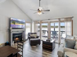 Poolside Condo with Amazing Lake Views & Design, hotel v destinaci Damsel