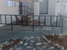 SUNSET Self-Catering Eco Guesthouse, ξενώνας σε Brandvlei