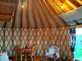 Glamping Niebiańska Osada Jurty Dolnośląskie & SPA, luxury tent in Polanica-Zdrój