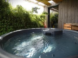 Cottage chaleureux avec Sauna & Jacuzzi, Hotel in Saint-Coulitz
