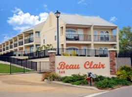 146 Beau Clair - Beachside Townhome with Pool in Long Beach, hotel en Long Beach