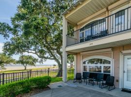 120 Beau Clair - Beachview Townhome with Balcony and Deck in Long Beach, hotel en Long Beach