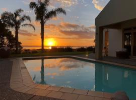 Harbour views, hotel in Athenree
