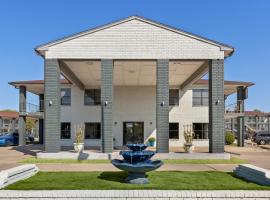 HomeTowne Studios by Red Roof San Antonio E - Frost Bank Center, hotel em San Antonio
