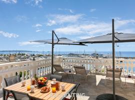Azurenting - vue sur le port - roof top 3, Hotel in Vallauris