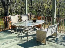 Longview Lake Getaway 4-Bedroom house, hotel in Lee's Summit