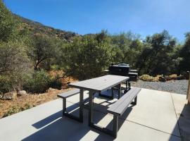 The Getaway -6 miles from SNP, hotel in Three Rivers