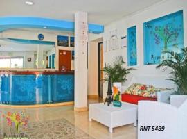 Hotel Primavera Plaza, hotel met hottubs in Melgar