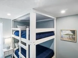 Our Cove Retreat - Perfect for Wave-Free Swimming, Tanning & Prime Location Fun!