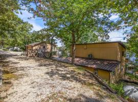 Spacious, Quiet & Great Cove, Nearby Attractions, Private Dock, Fireplace, Expansive Deck, hotel in Rocky Mount