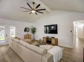 Custom Designer Home. Sleeps 9. Close to domain Q2