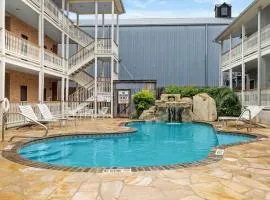 Close to River Shared Family Pool Wurstfest Ready