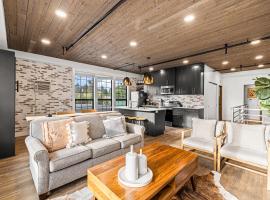 The Loft 10 - Steps from the Lake & Dining- Newly renovated in the heart of McCall, hotel i McCall