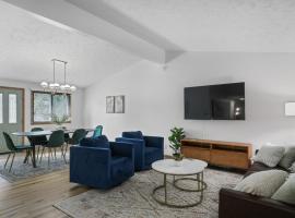 Central Location - 2 living spaces & covered patio!, villa in Omaha