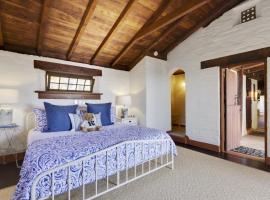 North County Oasis Elegant hacienda home with elevated entertainment area & private pool, ξενοδοχείο σε Vista