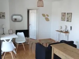 MoraSuite, dpto de categoría, céntrico, con ascensor, balcón y vistas a las sierras