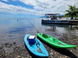 Studio Tropical - climatisé - vue mer et montagnes - canoes et paddle offerts ! Teahupo'o Lodge Tahiti, hotel in Teahupoo