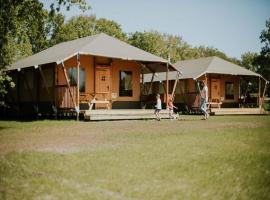 Luxury Safari Tent for 6 with Veranda, hotel in Balkbrug