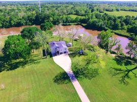 Riversbend Retreat on the San Bernard River, hotel in Brazoria