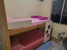 Quarto com 3 camas de solteiro em apartamento compartilhado, parque de campismo em Cuiabá