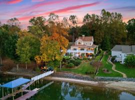 Lake Norman Retreat w Pool Hot Tub Private Dock Lake Life Cove by AvantStay, villa in Mayhew