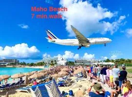 Maho Escape- with Pool and Gym, Lagoon view, walk to Maho Beach and Mullet Bay, walk to dinning