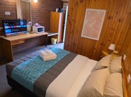 Country Roads Motor Inn、ナランデラのホテル