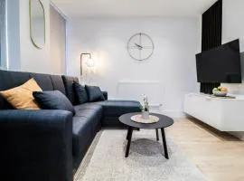 The Eden Suite - 1BR Chic Apt with Luxe Shower, Smart TV & Free Secure Parking in Central High Wycombe HP13, Sleeps 3