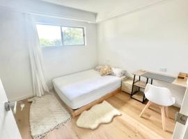 Bedroom with Ensuite Near Train Station and Airport, hotel in Revesby