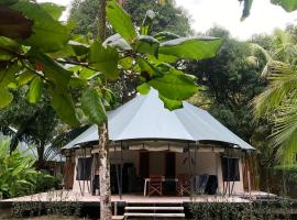 Safari tent with private pool close to Manuel Antonio Glamping 2, hotel em Savegre
