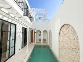 Modern Sanctuary Luxury 3BR Escape in Berawa, hotel v destinaci Badung