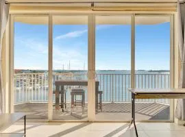WATERVIEW Balcony HOT TUB Heated Pool Rum Bar