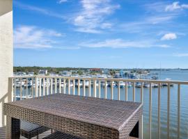 WATERVIEW Balcony HOT TUB Heated Pool Rum Bar, ξενοδοχείο σε St Petersburg