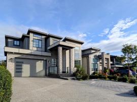 Cozy 2BR for Family & Private Parking & Near Mall, hotel in Langley