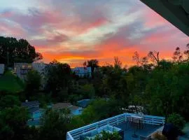 Hillside Hideaway - Private Woodland Hills Canyon Suite